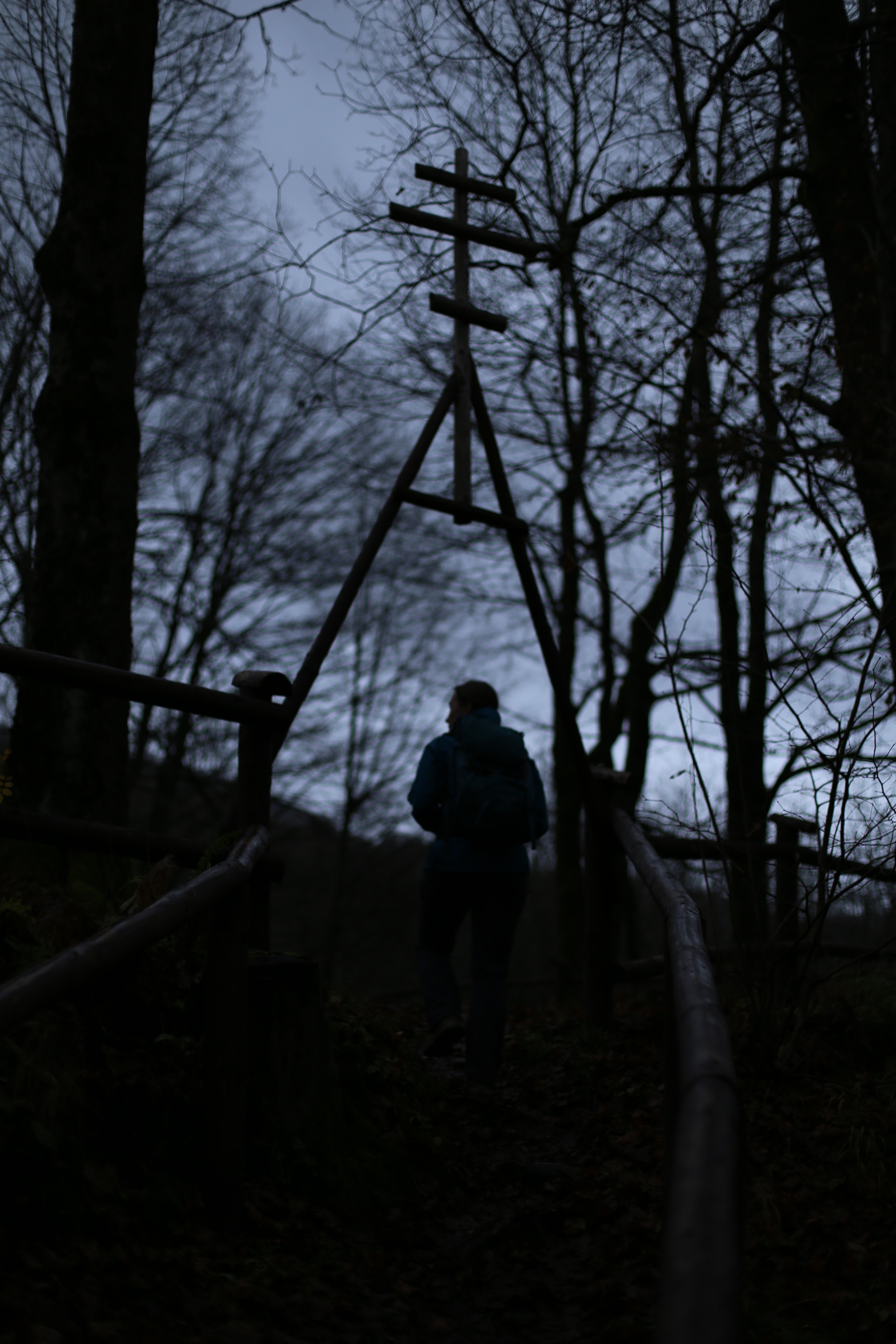 Wejście na opuszczony cmentarz prawosławny.