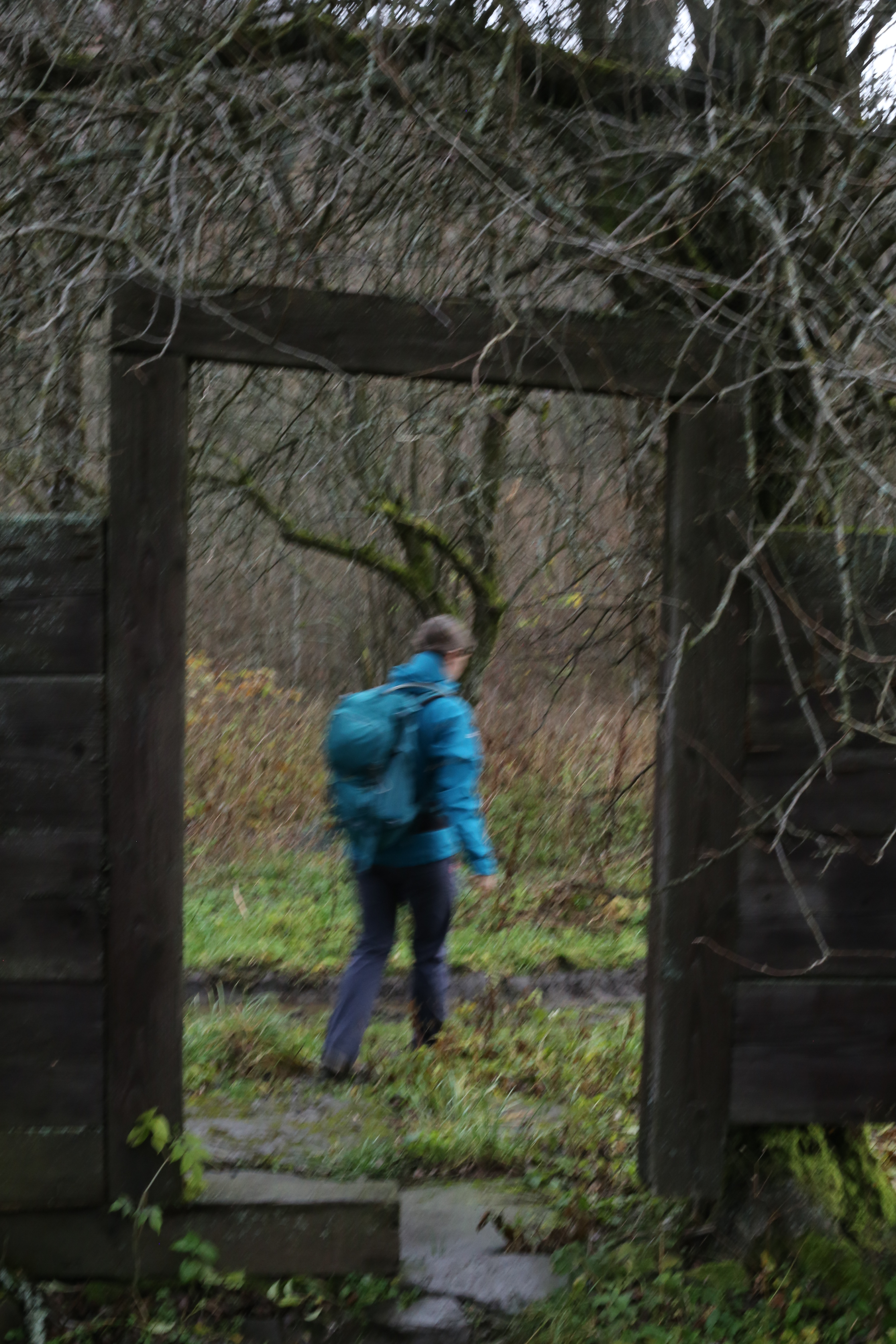 Rama drzwi pozostała po chyżej, bojkowkiej chacie.